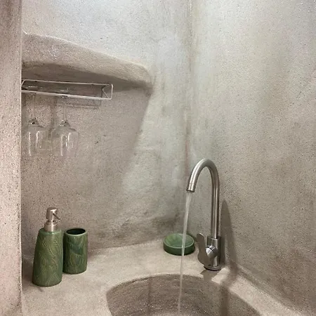 La Cueva Milos Adamantas (Milos)