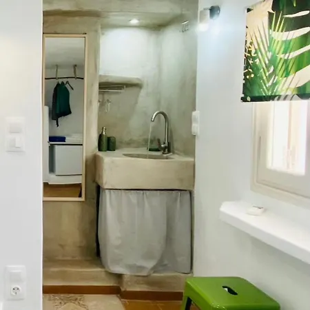 La Cueva Milos Adamantas (Milos)