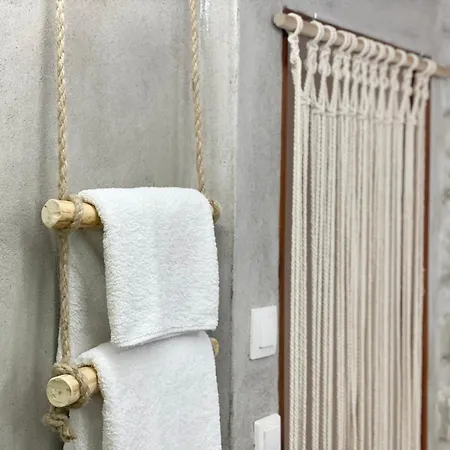 La Cueva Milos * Adamantas (Milos)