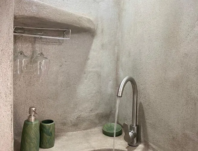 La Cueva Milos Adamantas (Milos)