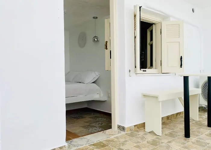 La Cueva Milos Apartment