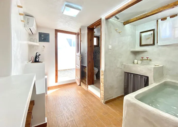 La Cueva Milos * Adamantas (Milos)