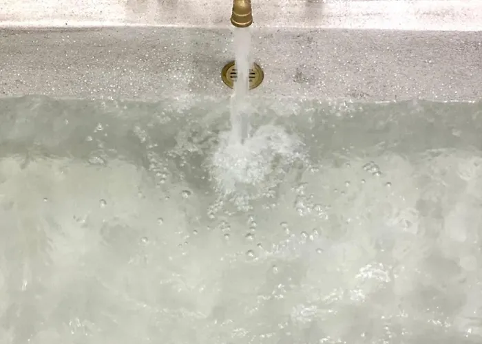 La Cueva Milos Adamantas (Milos)