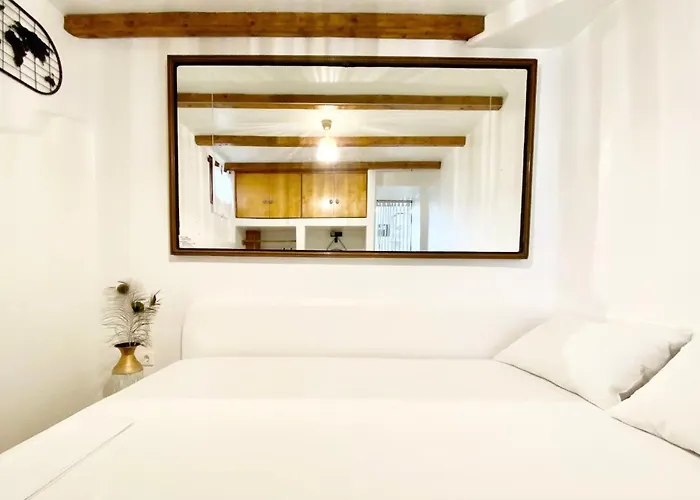 La Cueva Milos Adamantas (Milos)