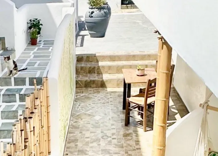 La Cueva Milos Apartment