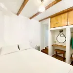 La Cueva Milos *