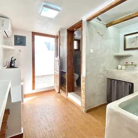 La Cueva Milos * Adamantas (Milos)