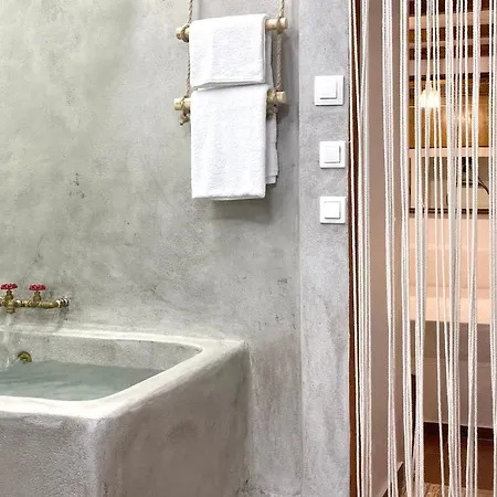 La Cueva Milos Daire