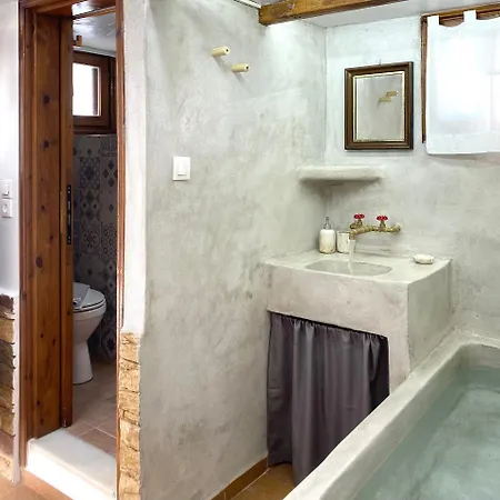 La Cueva Milos Daire Adamantas (Milos)