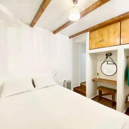 La Cueva Milos *
