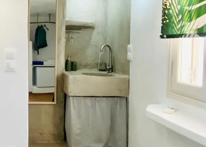 La Cueva Milos Adamantas (Milos)